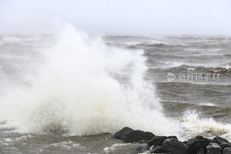 暴风雨中海浪冲击着IJsselmeer的堤坝