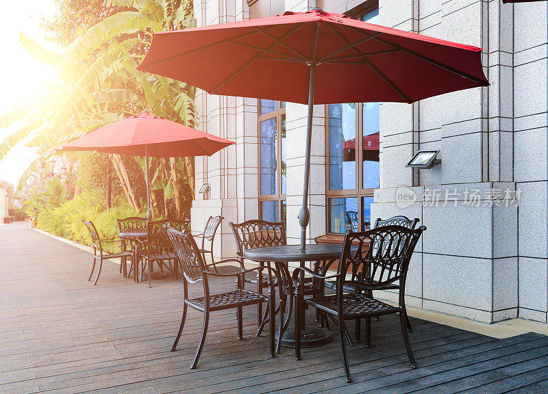 雨伞和休闲桌椅在后院的热带度假