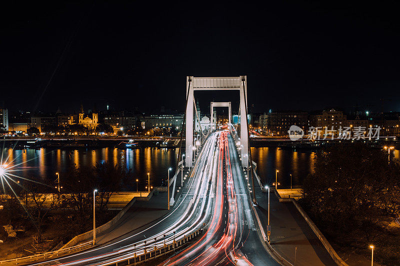 匈牙利布达佩斯伊丽莎白桥的长期曝光