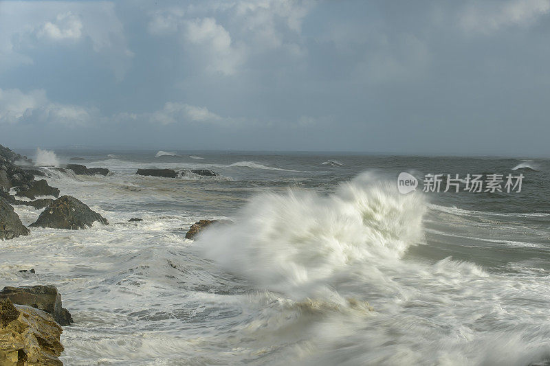 加利福尼亚海岸附近汹涌的海浪