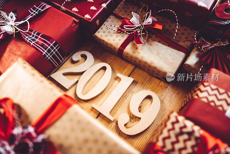 镶木地板上的2019年圣诞礼物