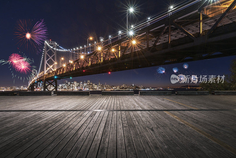 旧金山天际线和海湾大桥上空的梦幻烟花表演