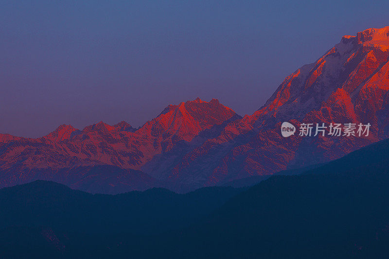 尼泊尔Sarangkot山顶上的Alpenglow