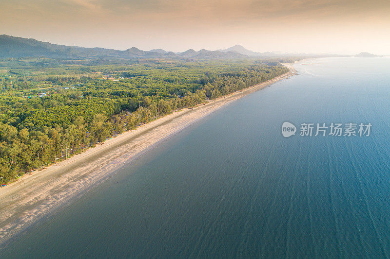 鸟瞰图拍摄热带美丽的海滩海与红树林在泰国南部