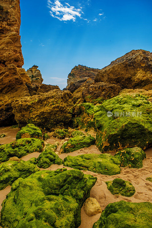 海滩和岩石在葡萄牙阿尔沃在夏末太阳的海景图像