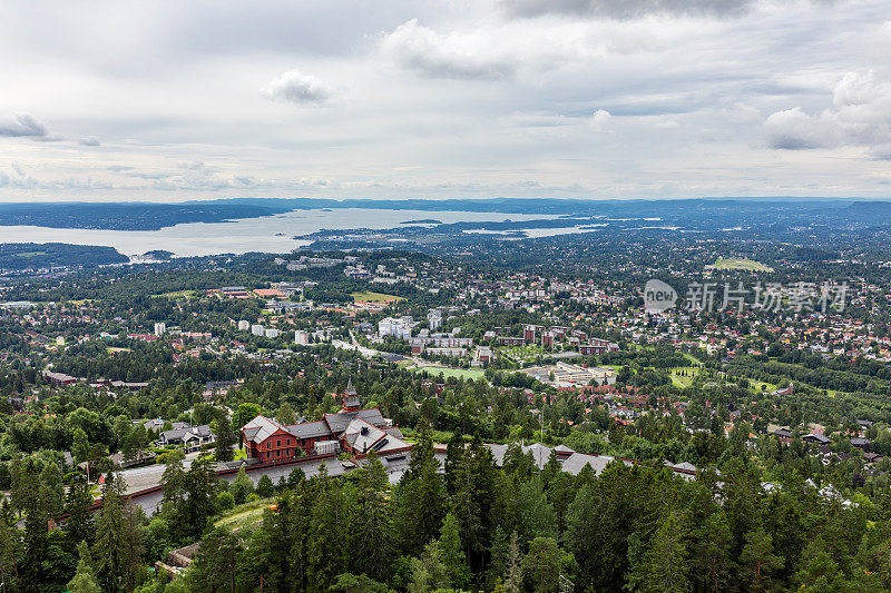 从Holmenkollen，奥斯陆的城市景观。