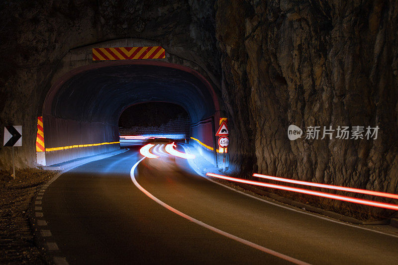 夜间通过隧道的车辆