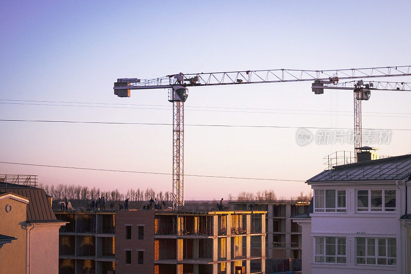 新的建筑和建筑起重机