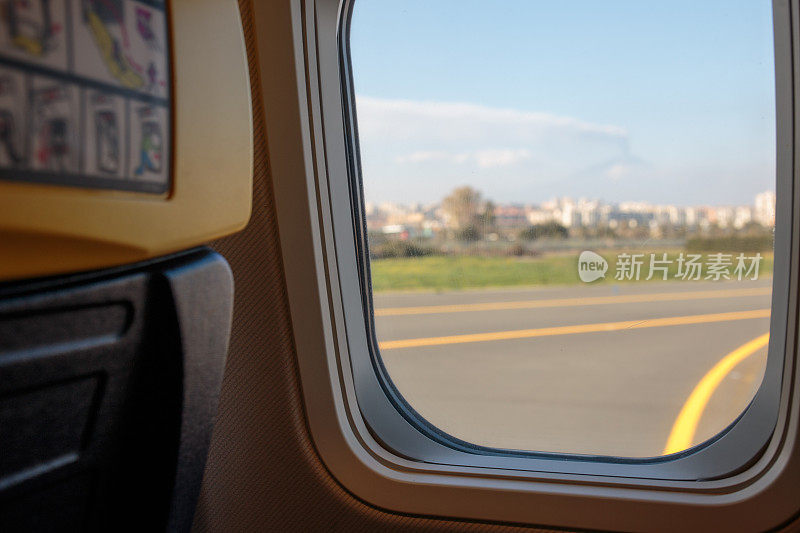 从飞机窗口看跑道