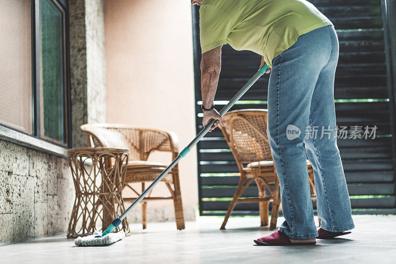 用拖把清洁瓷砖