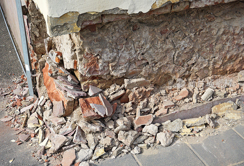 一座旧建筑的废砖墙
