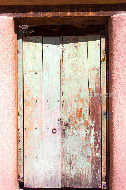 圣达菲风格:旧淡绿色木门