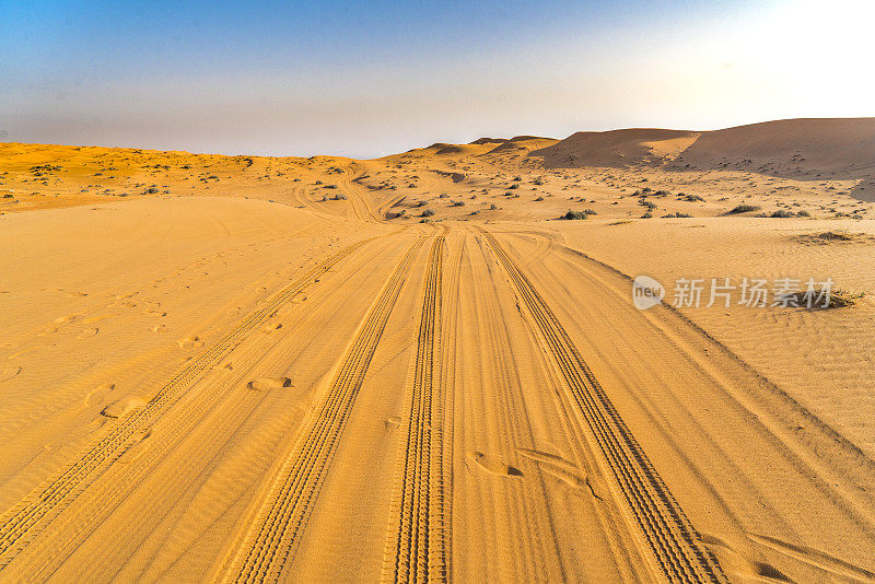 阿曼沙漠上的乡村公路