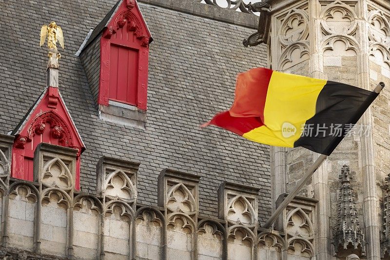 布鲁日堡广场和带有比利时国旗的市政厅-比利时老城