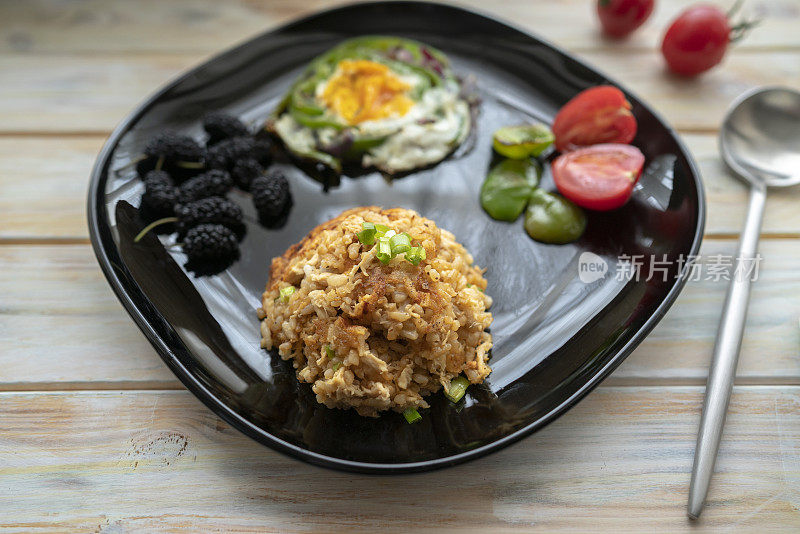 自制健康早餐:炒饭、鸡蛋和水果