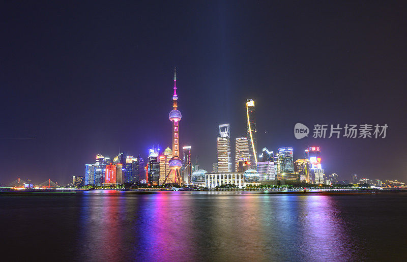 上海夜景的空中天际线