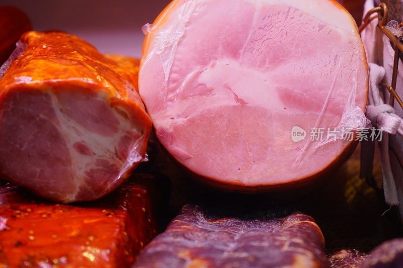 烤猪肉配酱料和装饰