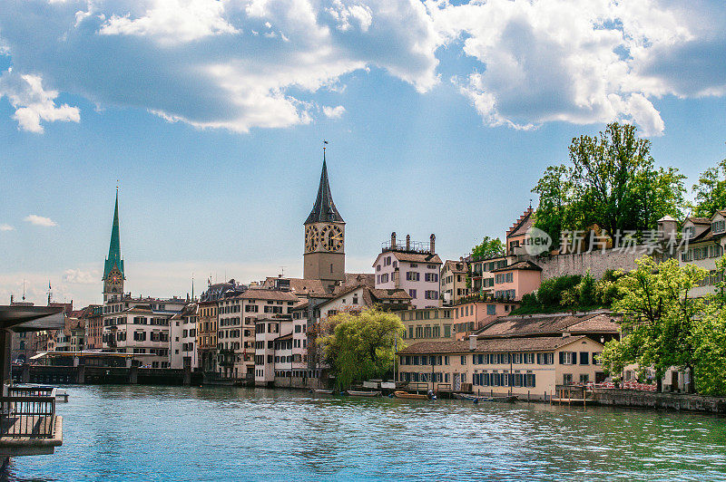 瑞士苏黎世的运河和圣彼得教堂
