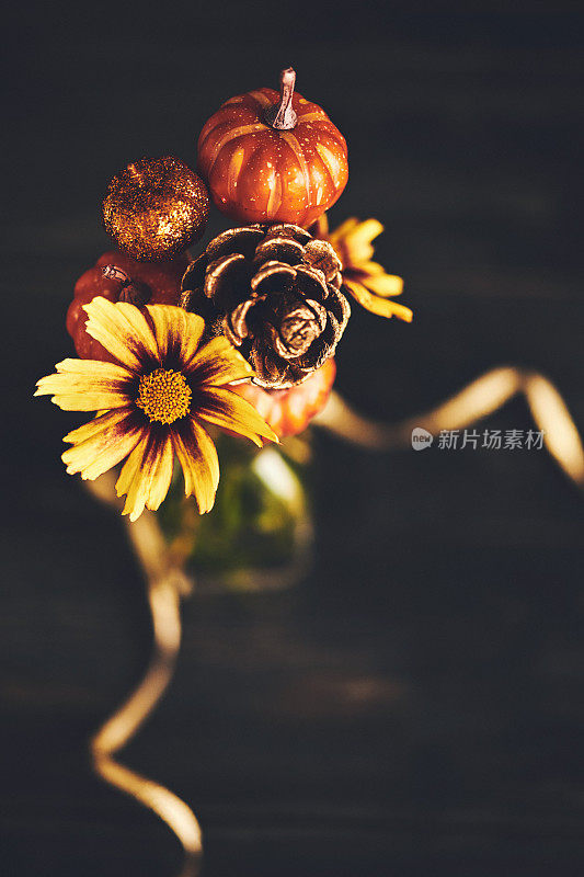 秋天的静物背景与金菊花和南瓜