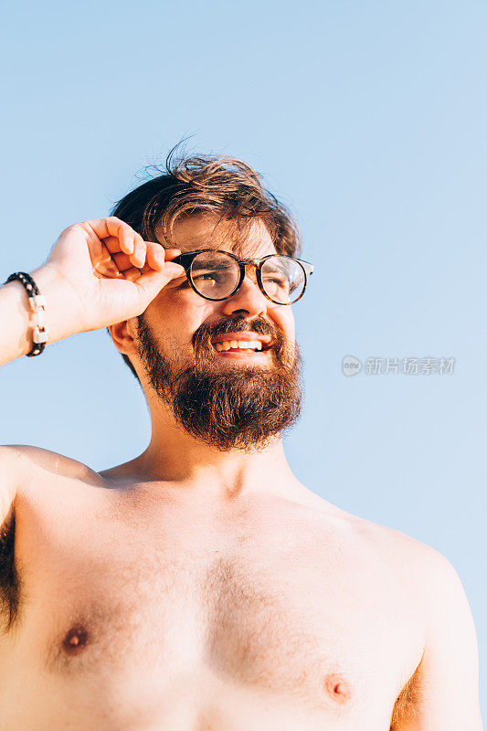 在室外游泳池的千禧男