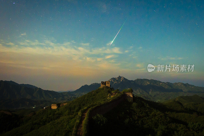 英仙座流星雨经过中国古老的盘龙山长城