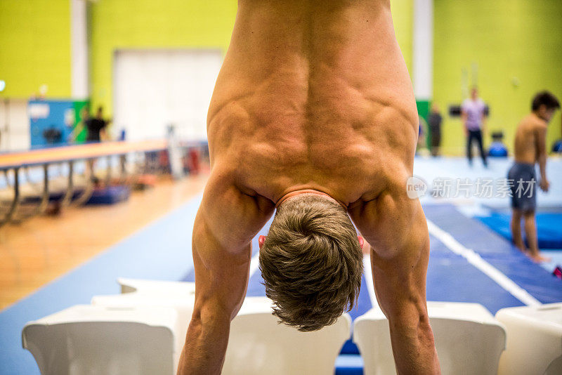 男子体操运动员做倒立