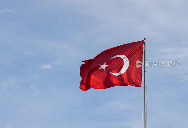 蓝天上的土耳其国旗