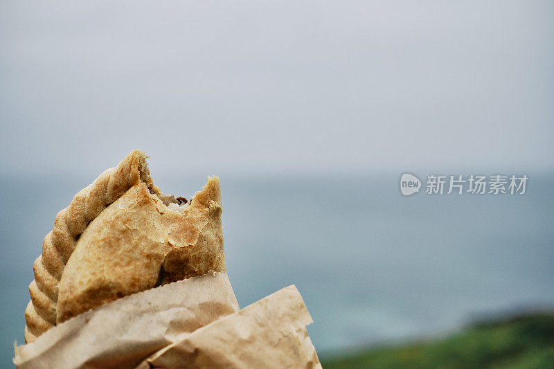 在一个阴天的秋天，在纽基，康沃尔的Pentire康沃尔馅饼与咬失踪的POV。