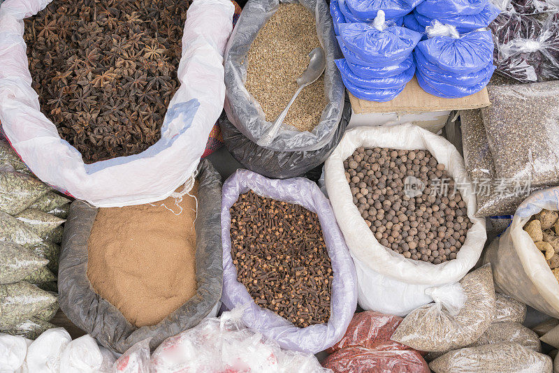 厄瓜多尔Otavalo的土著Otavalo人市场的农贸市场上的不同的干香料