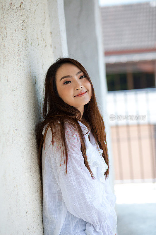 可爱微笑的中年泰国女人