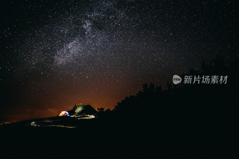 在星空下的山间露营