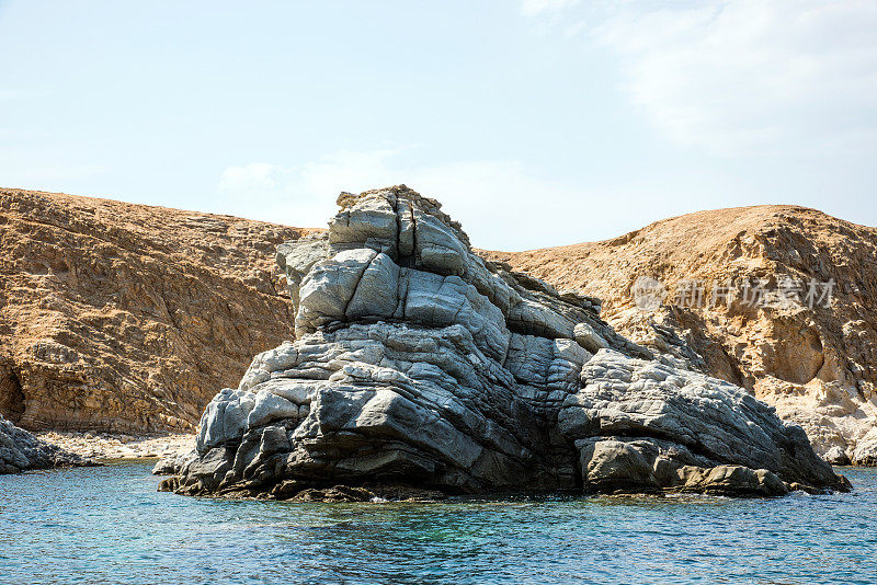 希腊哈尔基迪基乌拉努波利的阿穆里亚尼岛布满岩石的海边