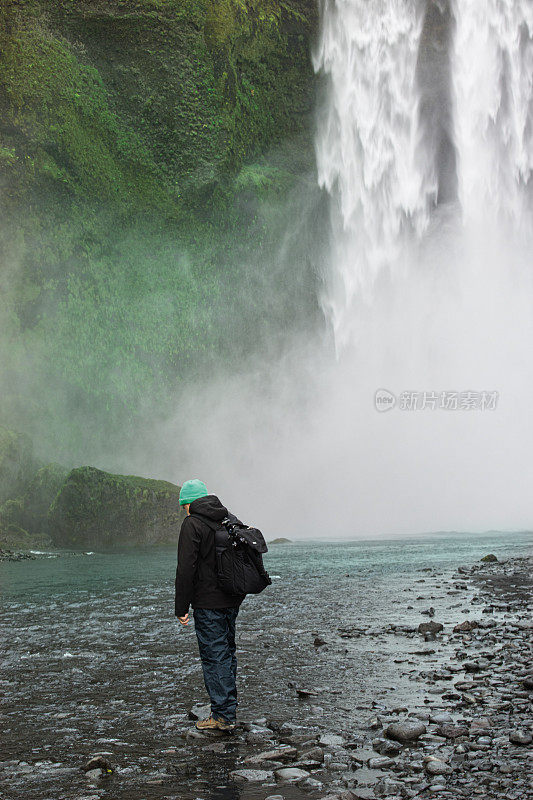 冰岛Skogafoss，一名背着相机装备背包的男子