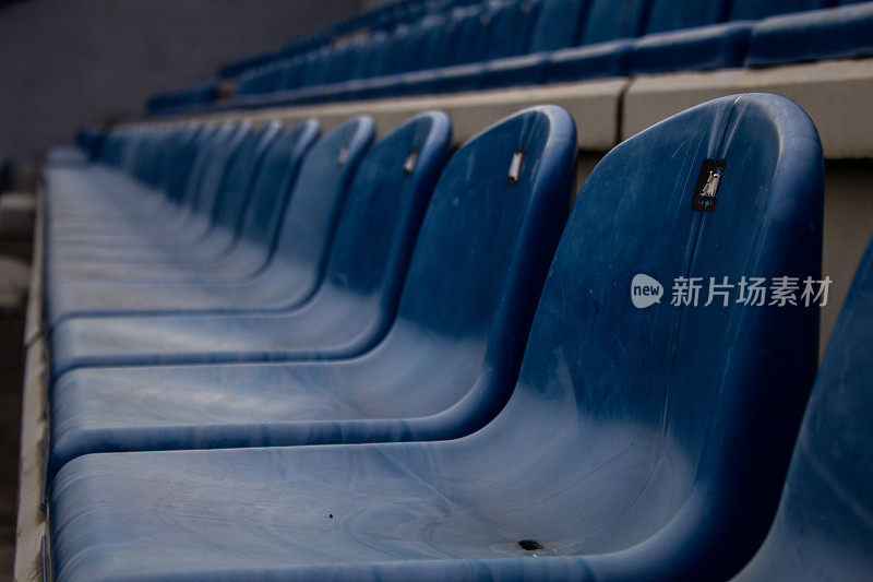 蓝色的塑料椅子在体育馆里排着队
