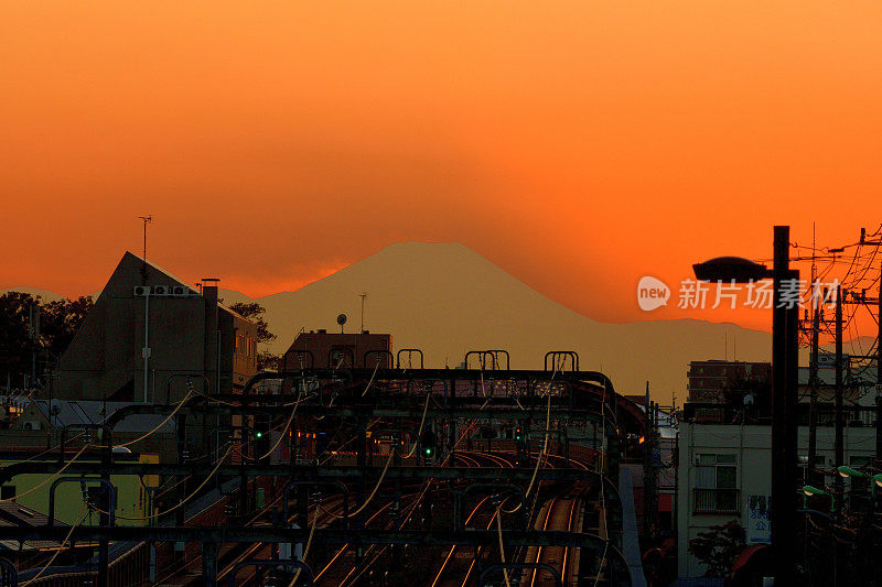 富士山的日落和日落后:从东京看