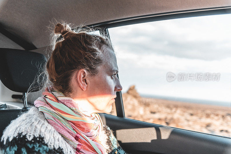 公路旅行的女人