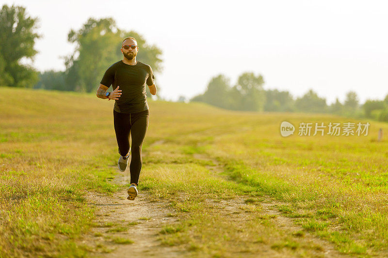 一个残疾人在晨跑