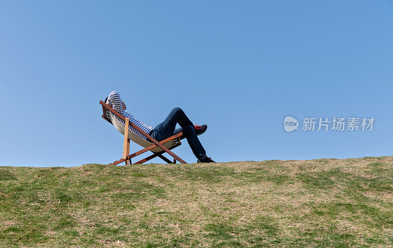 年轻人躺在躺椅上