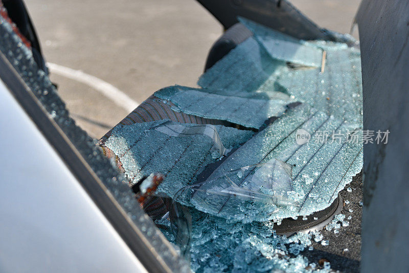 车祸损坏了镜子。街上发生车祸，罪犯打碎了车窗。汽车保险和安全驾驶概念