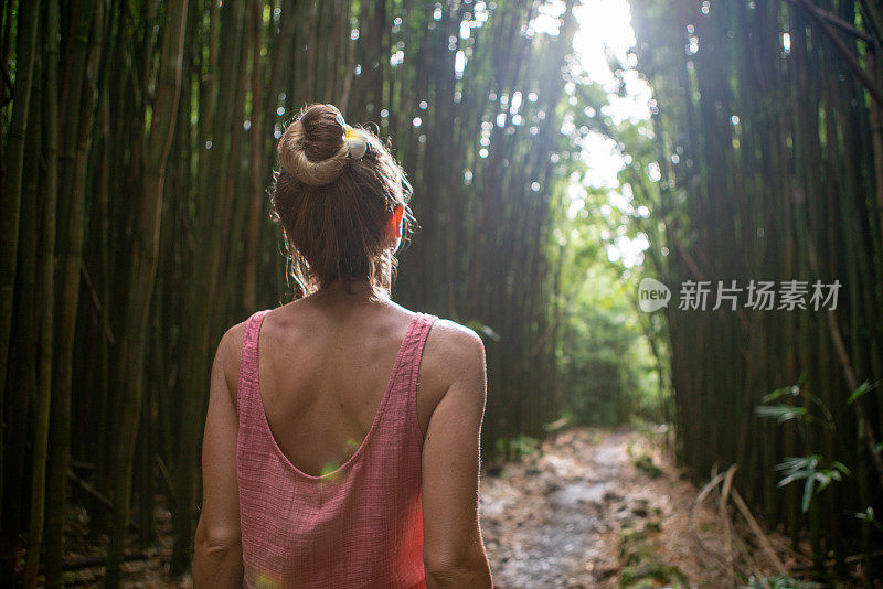 年轻女子在竹林中漫步，探索大自然