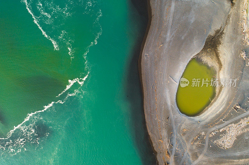 湖水与大海相遇。