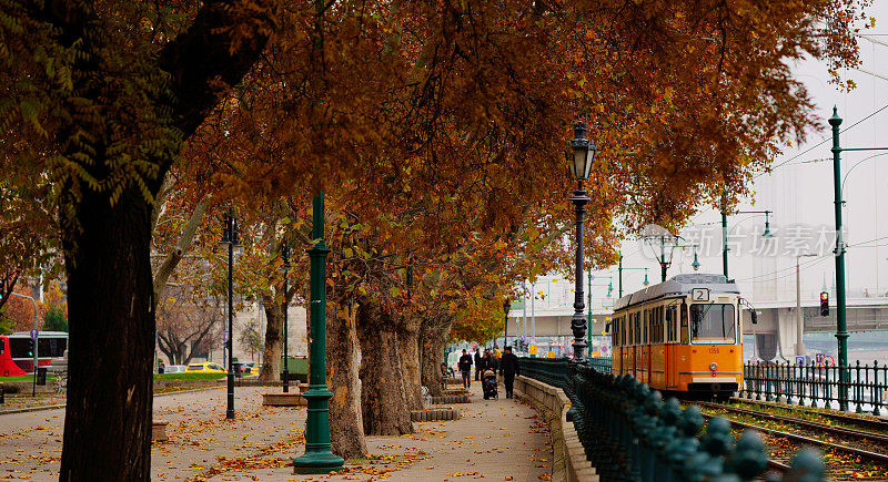 布达佩斯多瑙河上的斯切尼链桥和典型的黄色有轨电车