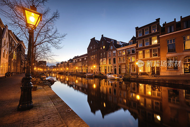 传统的荷兰文化建筑，房子和运河在蓝色的时间。
