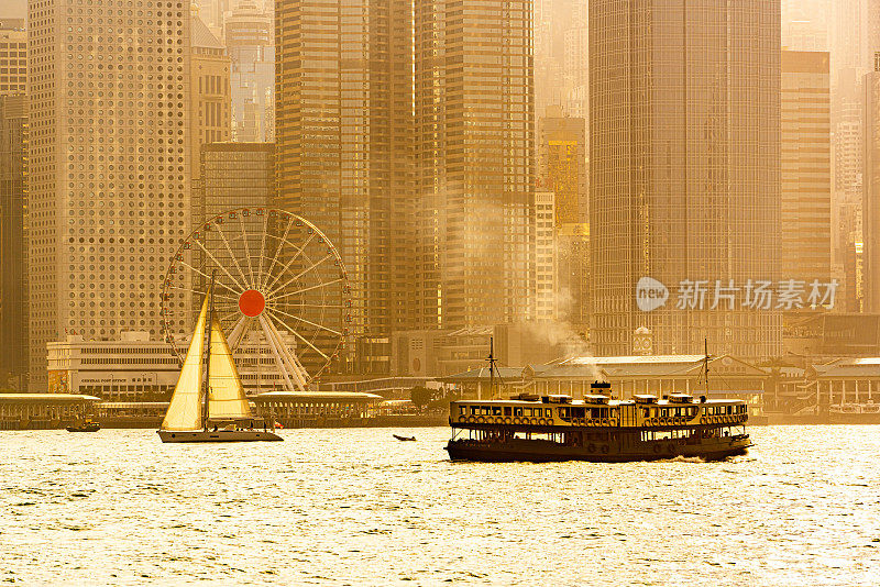 金色的日出香港海港标志性的摩天大楼城市景观