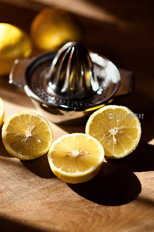 静物画:压榨前的一些柠檬