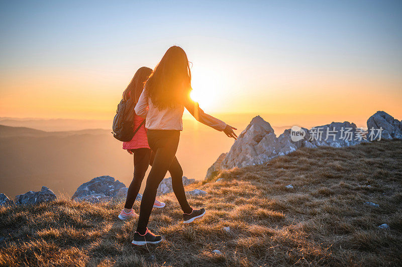 徒步登山的白人和印度女性