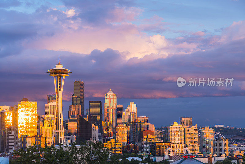丰富多彩的西雅图城市景观与多云日落，西雅图，华盛顿，美国。