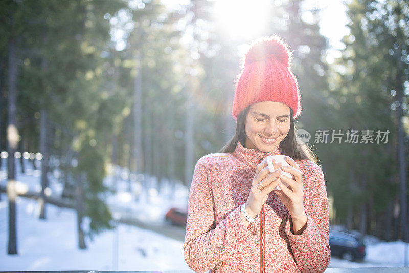 一个年轻的女人在享受她的早餐咖啡