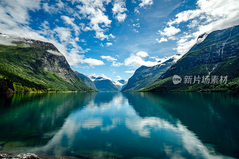 洛瓦内特湖美丽的自然挪威。