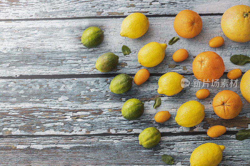 木背景上的酸橙、柠檬和橙子